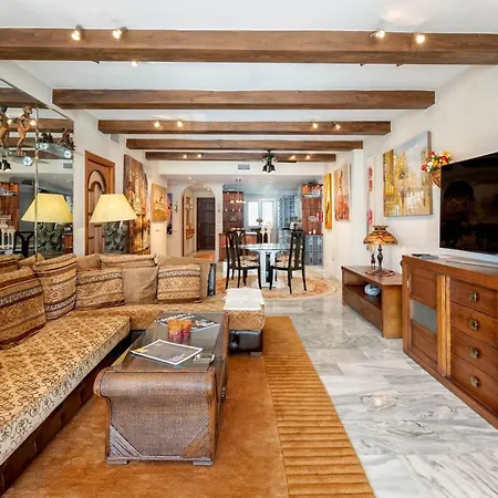 Castillo Apartment *